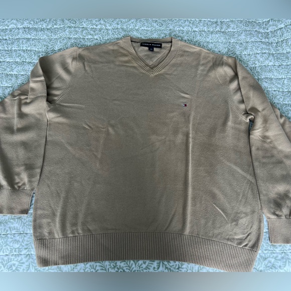 Men's Large Tommy Hilfiger V-
Neck Sweater - Picture 6 of 6